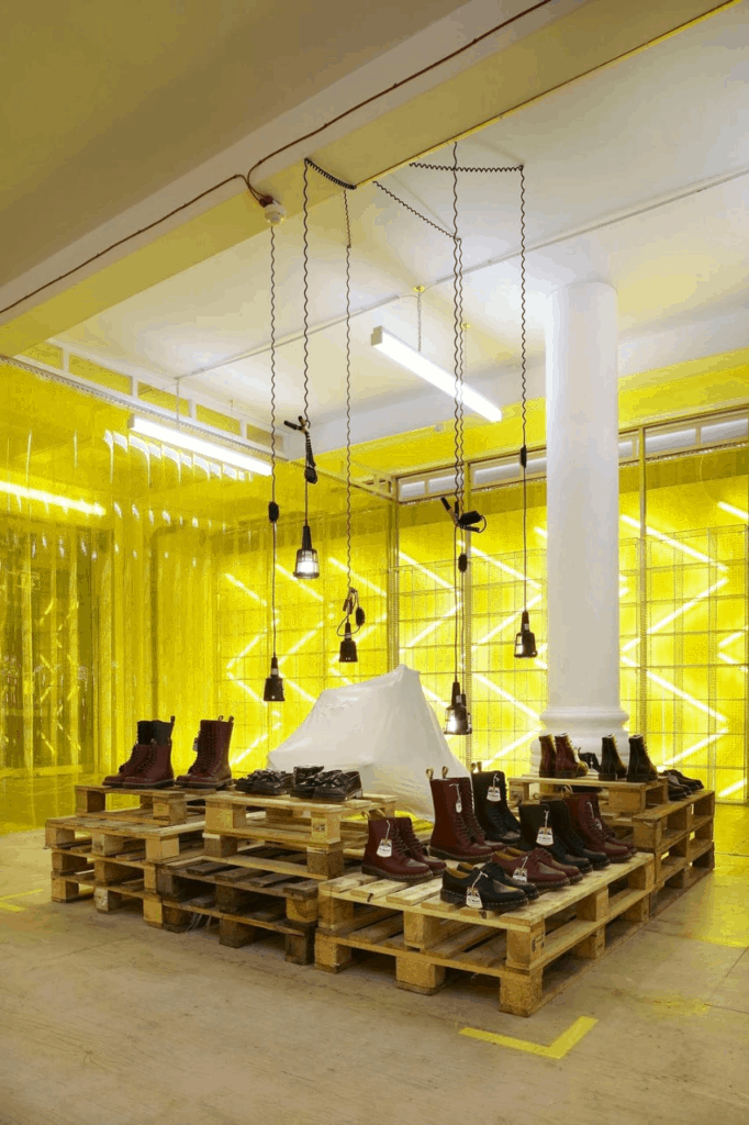 Rideau lamelles PVC jaune pop-up store